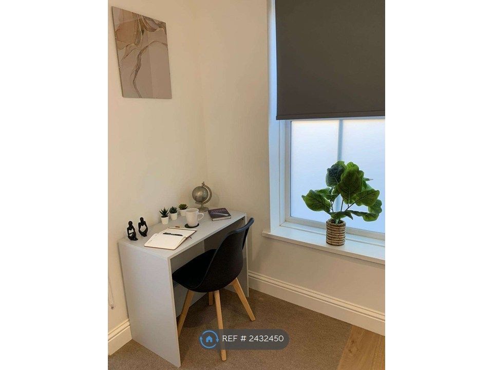 Property photo 3 of 18 Desk Space