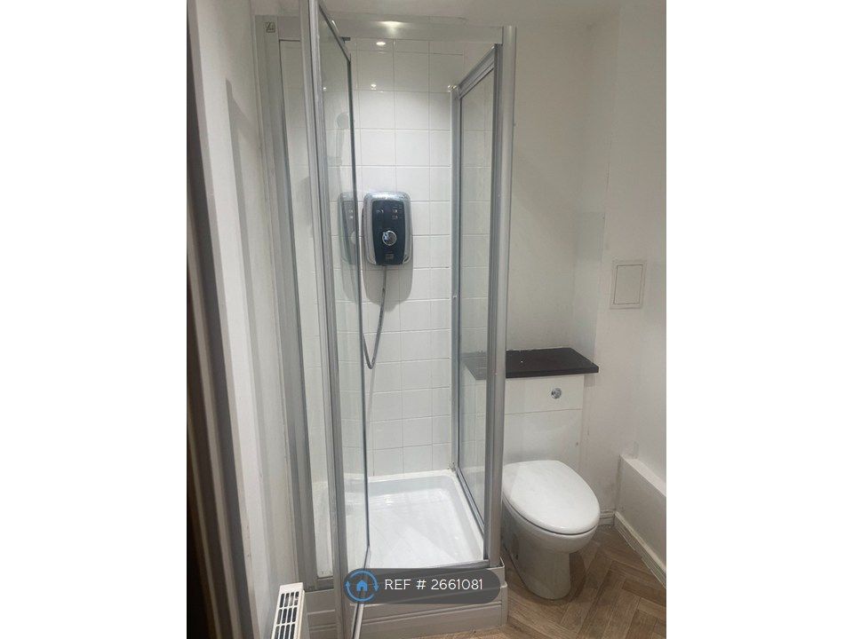 Property photo 3 of 7 First Bedroom En Suite