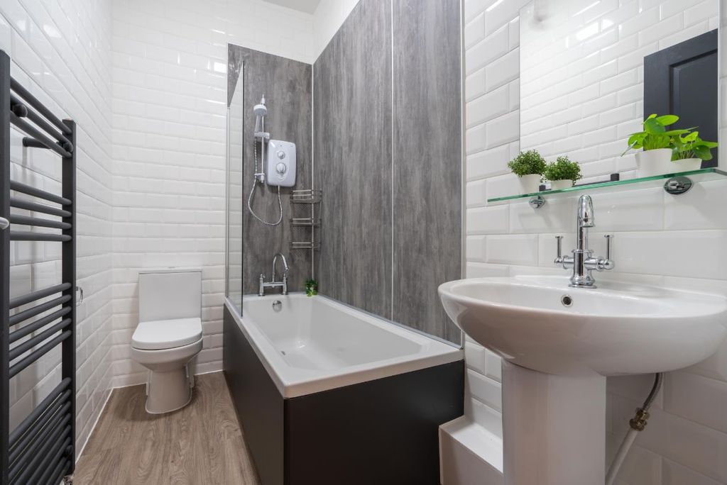 Property photo 3 of 6 71Dr - Bathroom