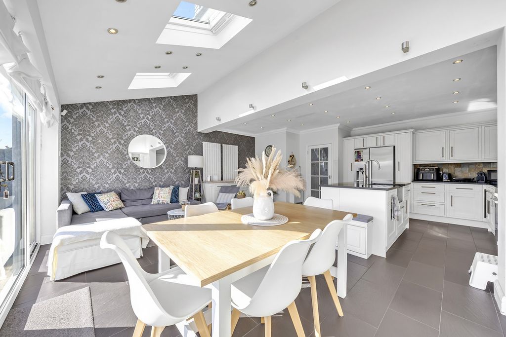 Property photo 1 of 25