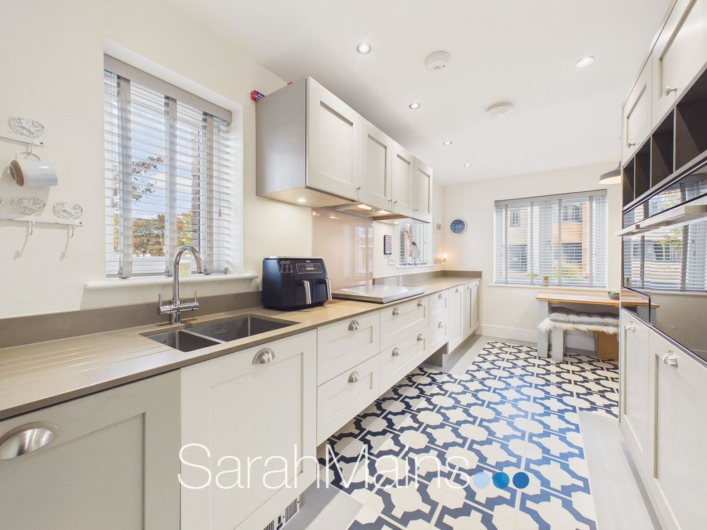 Property photo 2 of 18 Dining Kitchen