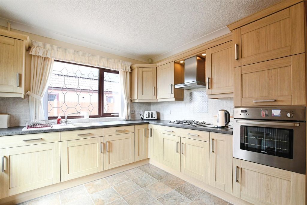 Property photo 2 of 18 Fitted Kitchen