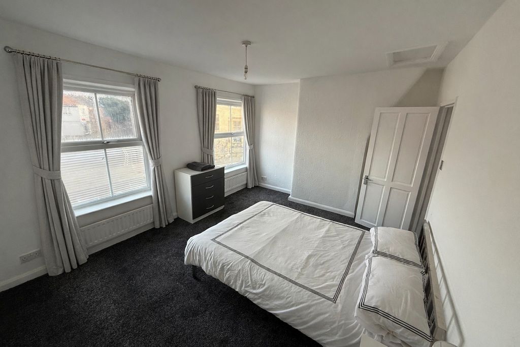 Property photo 1 of 7 Bright, Neatly Presented Double Bedroom With Two l...