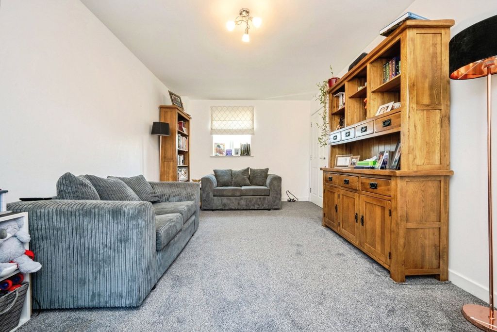 Property photo 3 of 17 Lounge