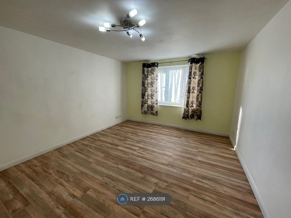 Property photo 1 of 10 Living Room