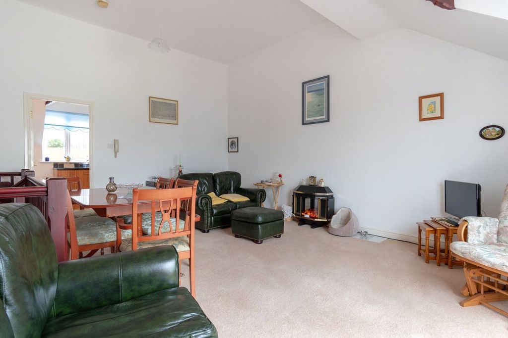 Property photo 3 of 14 Lounge