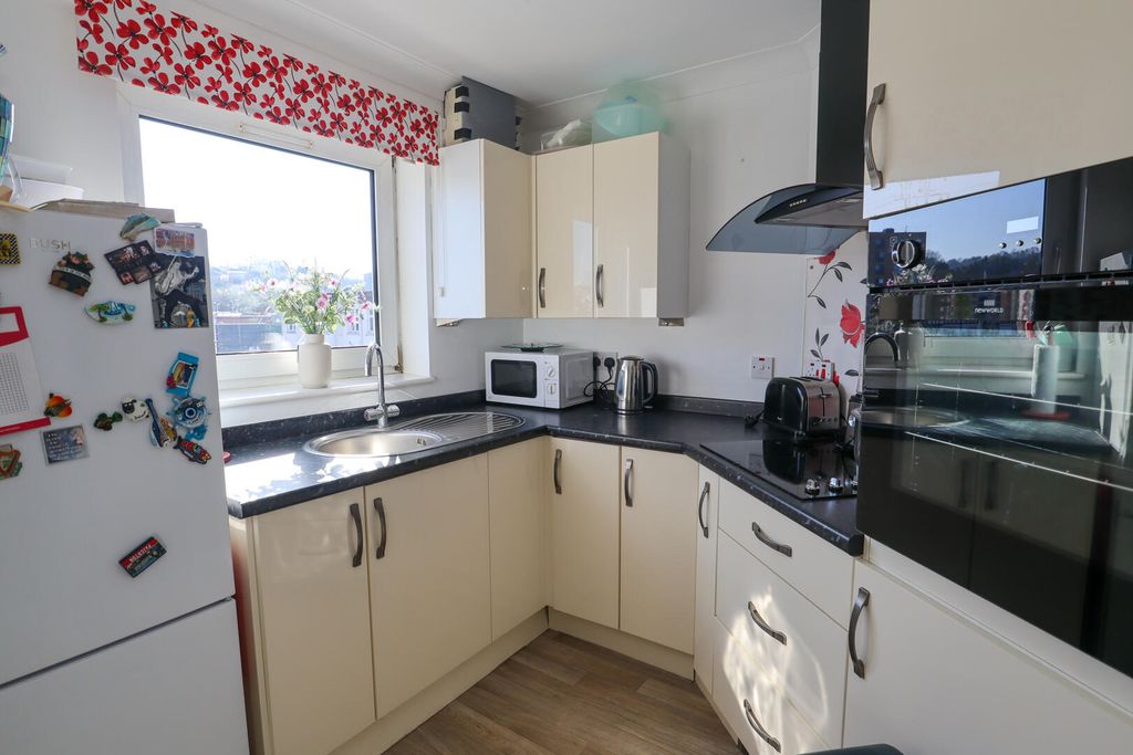 Property photo 3 of 9 Kitchen