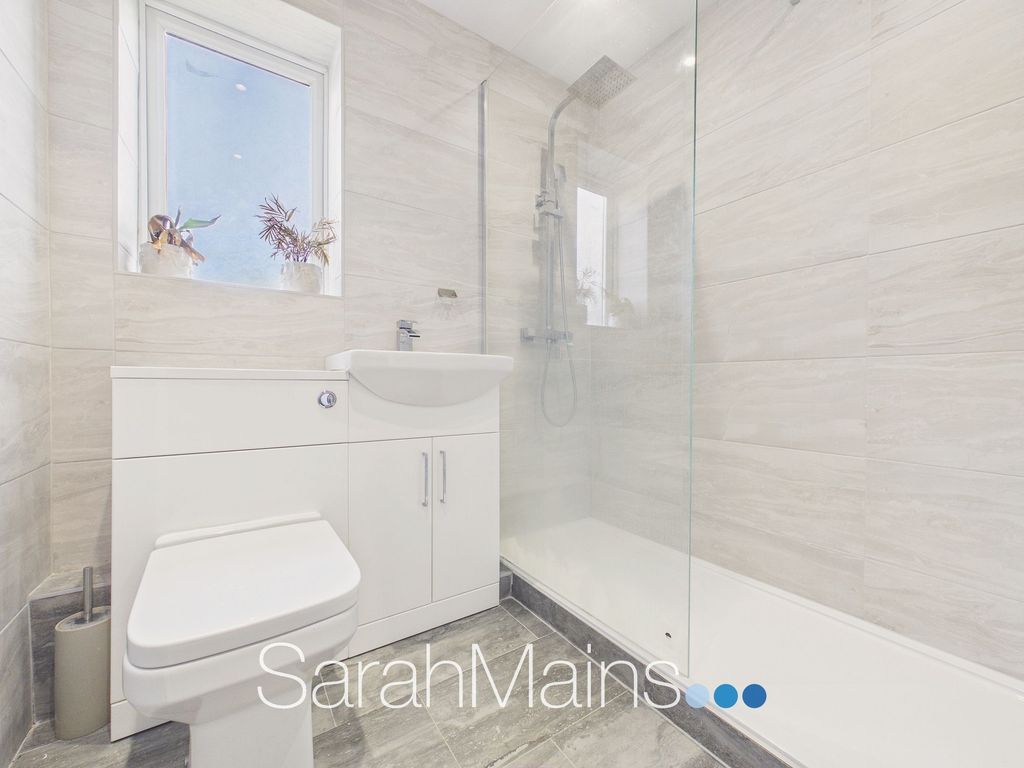 Property photo 3 of 10 Bathroom