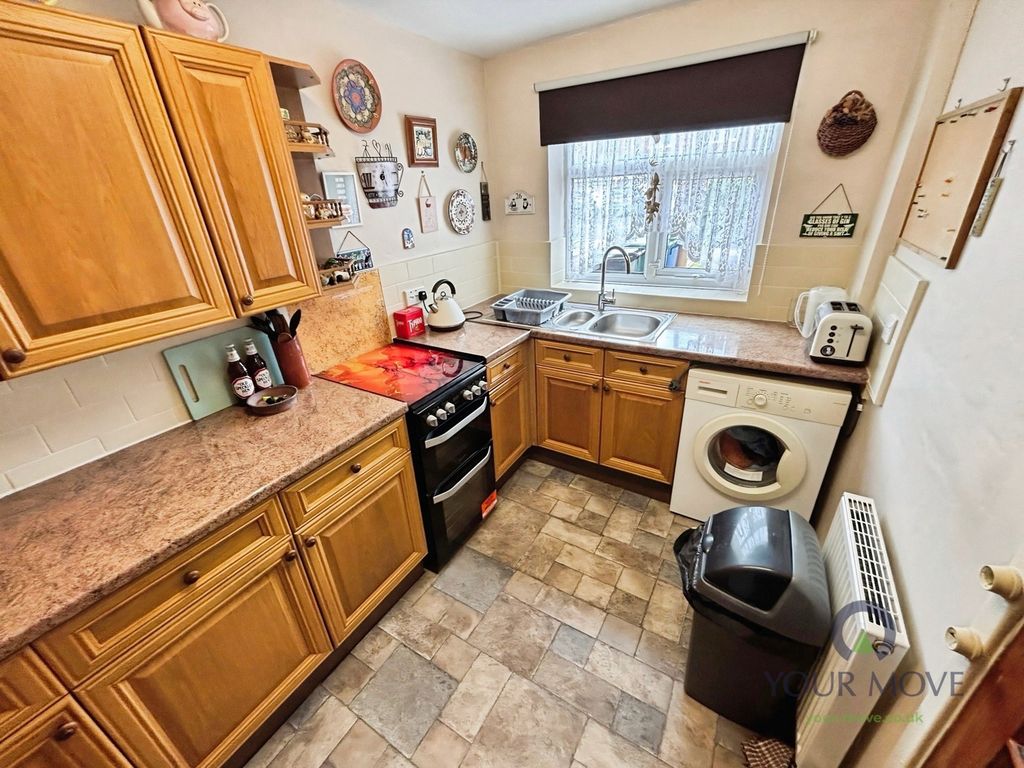 Property photo 3 of 11 Kitchen