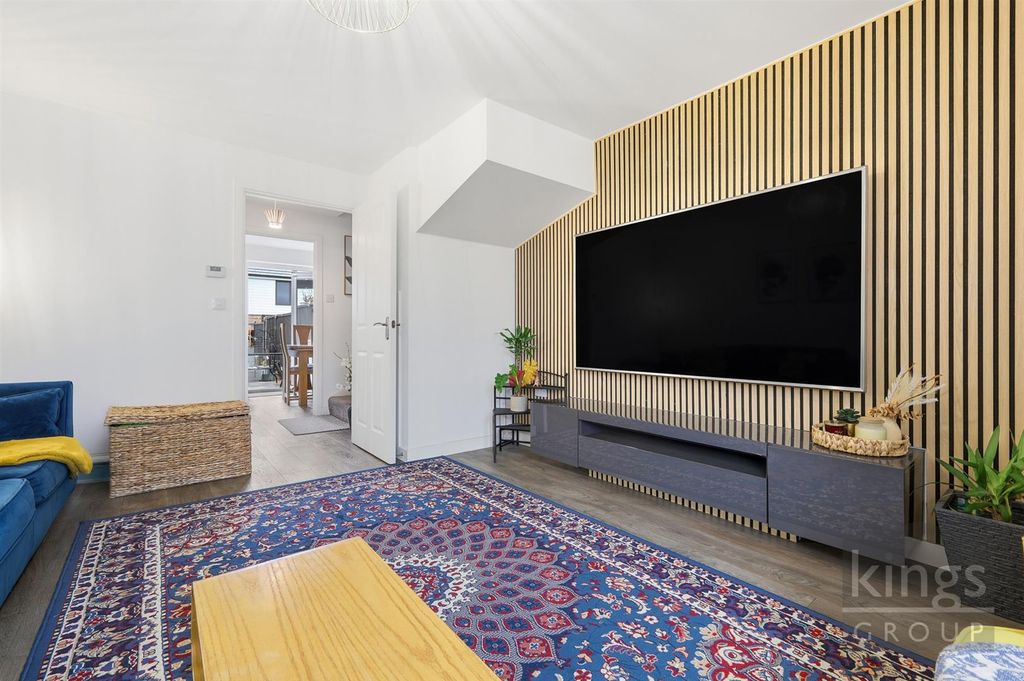 Property photo 3 of 18 Lounge