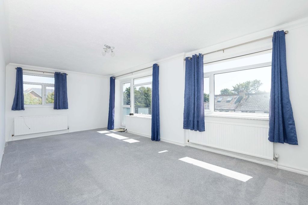 Property photo 2 of 16 Longcroft_11.Jpg