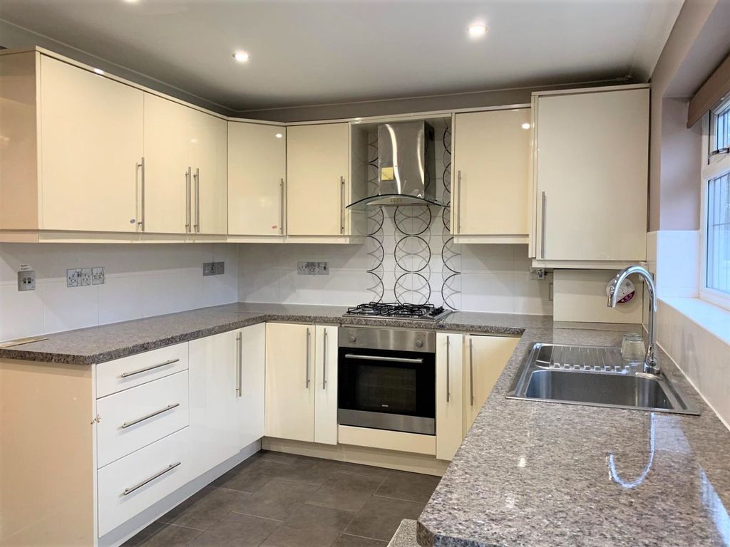 Property photo 1 of 10 Kitchen 2