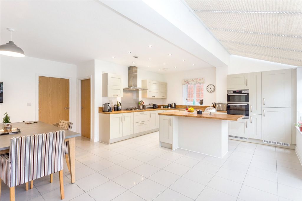 Property photo 3 of 11 Kitchen