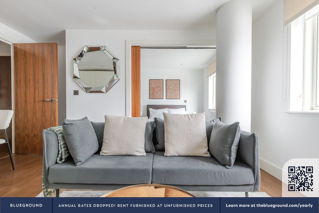 Property photo 3 of 18 Living Room