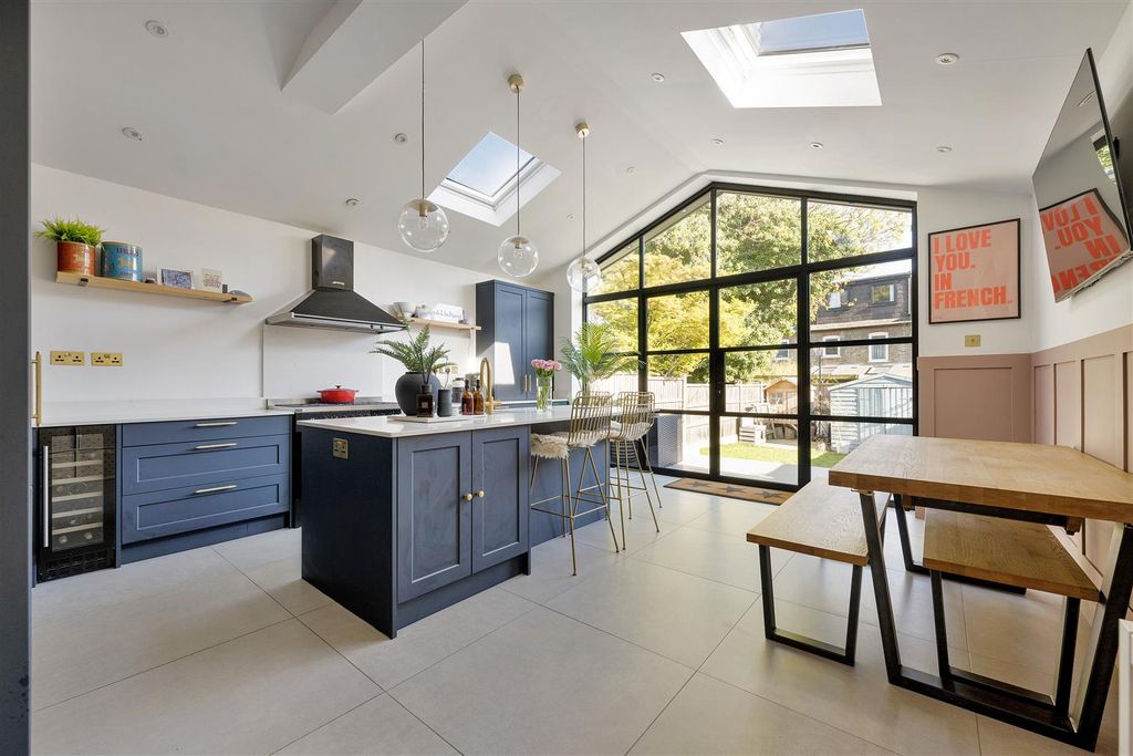 Property photo 2 of 31 Selwyn Avenue, E4