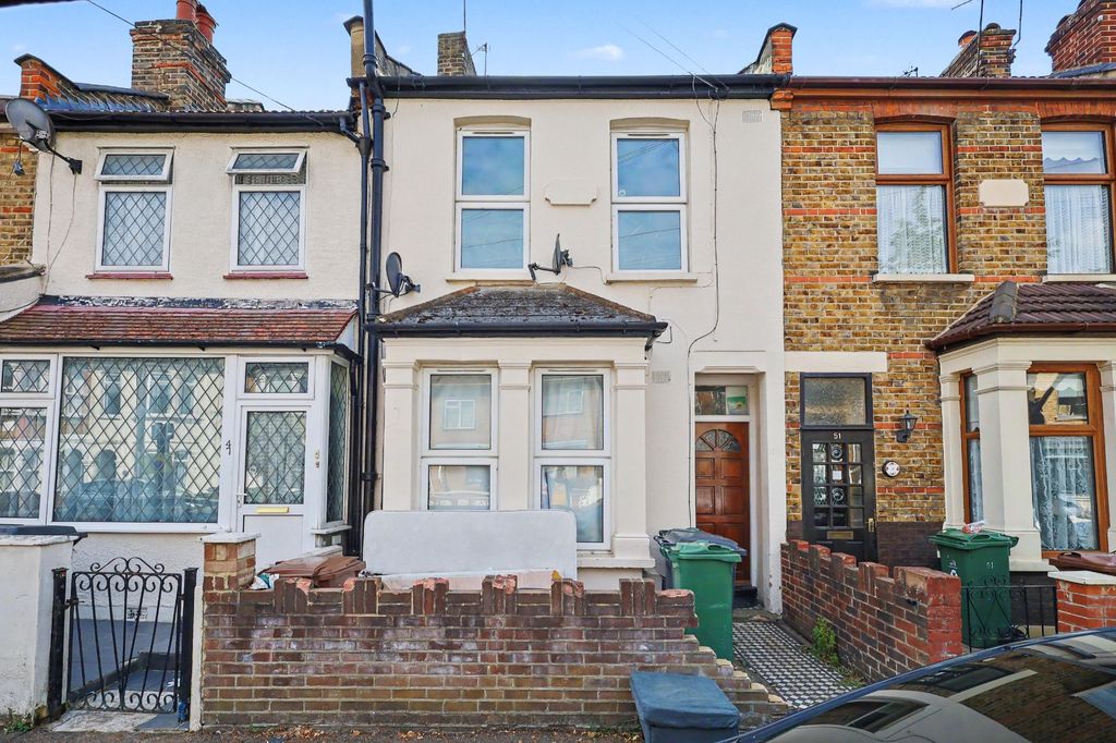 Property photo 1 of 16 First Floor Flat, 49 Thorpe Road, Walthamstow, London, E17 4La