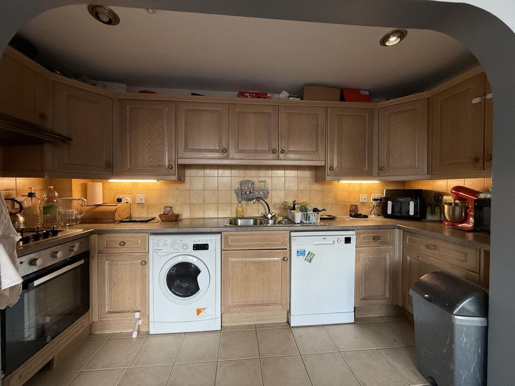 Property photo 2 of 7 Kitchen