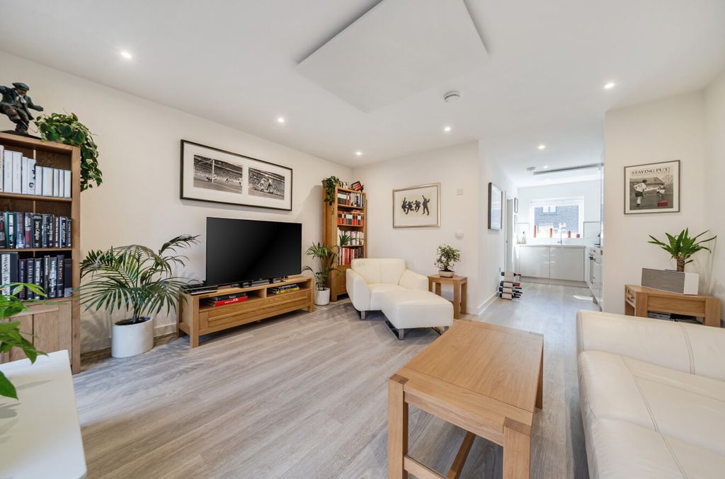Property photo 3 of 16 1447805-22-69E894...