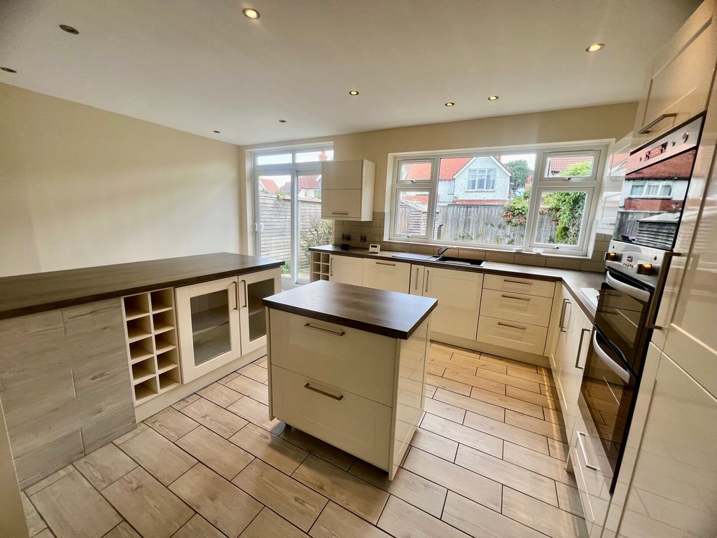 Property photo 2 of 8 Kitchen