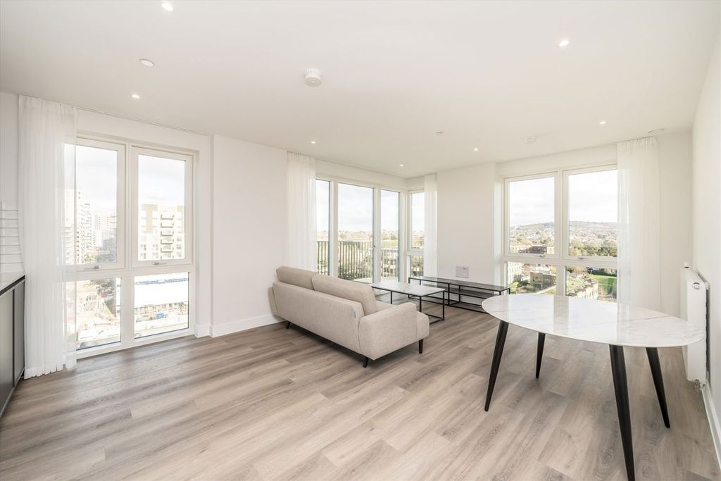 Property photo 3 of 11