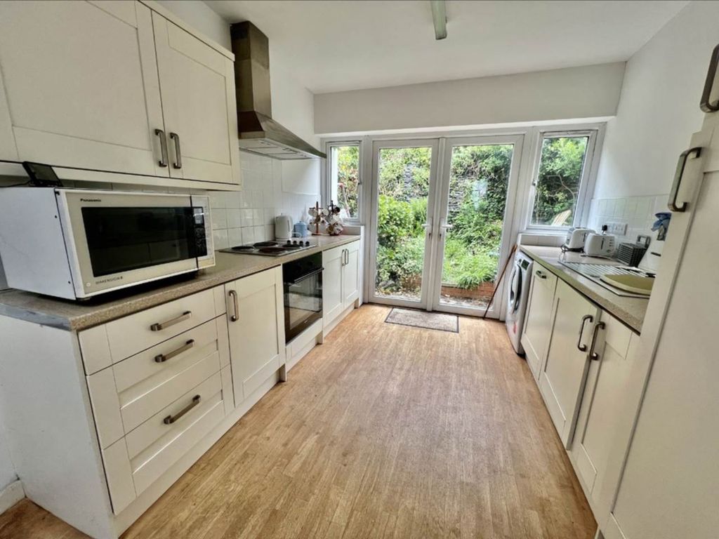 Property photo 3 of 13 Kitchen