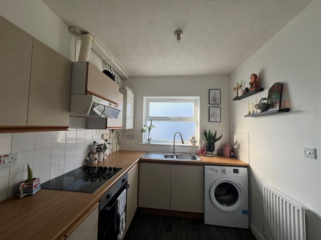 Property photo 2 of 7 Kitchen