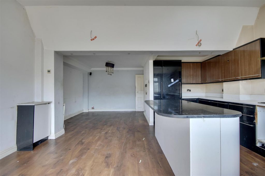 Property photo 3 of 17 Kitchen/Diner/Family Room