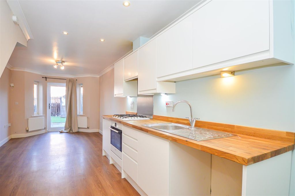 Property photo 3 of 11 Kitchen/Breakfast/Living Room