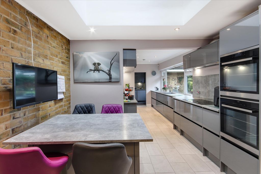 Property photo 2 of 17 Image