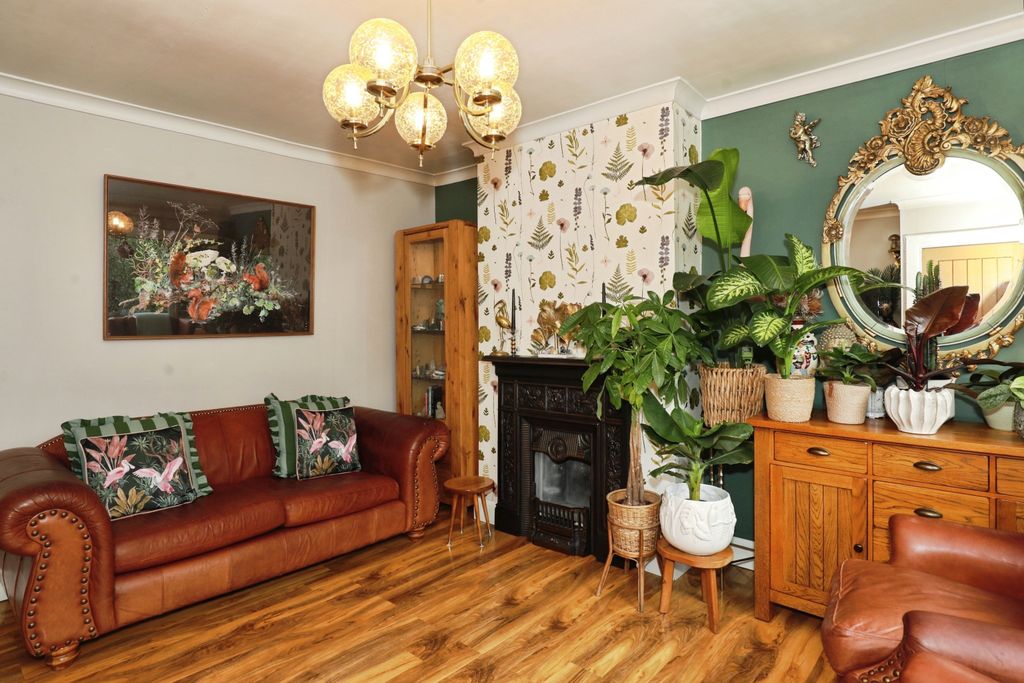 Property photo 3 of 16 Lounge