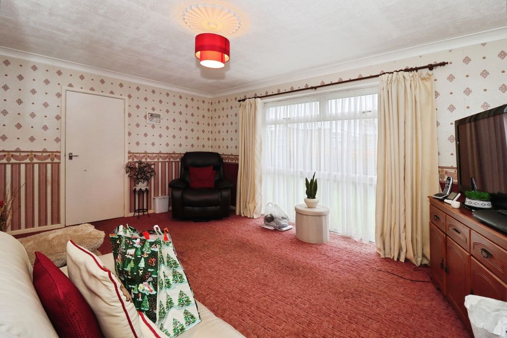 Property photo 3 of 18 Lounge