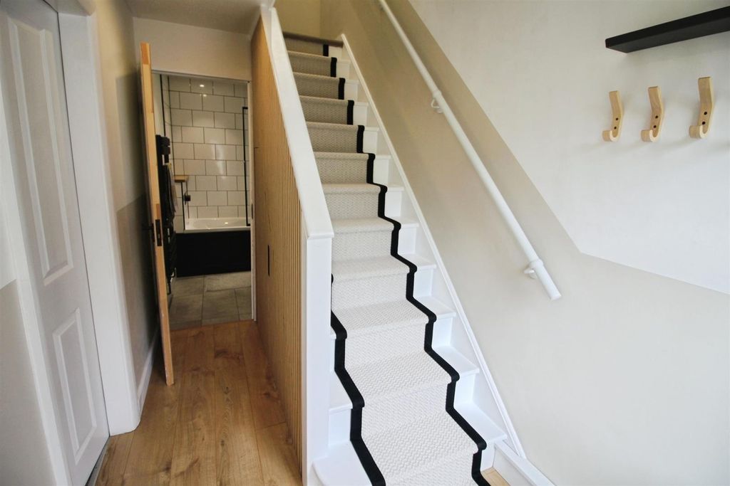 Property photo 2 of 14 Entrance Hall