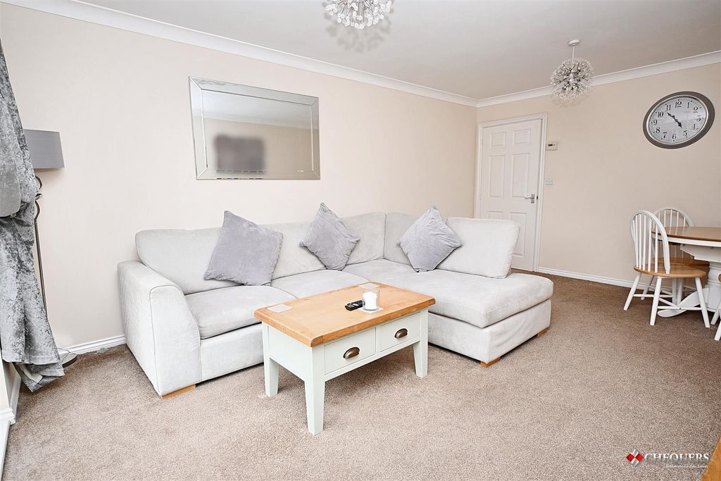 Property photo 3 of 14 Lounge