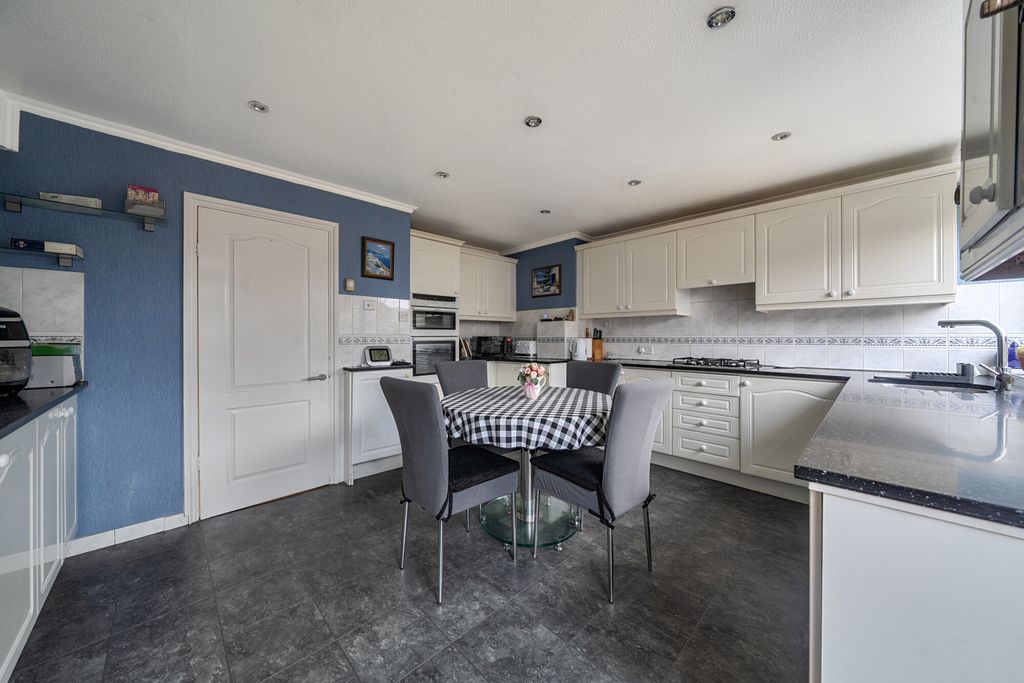 Property photo 2 of 19 Kitchen