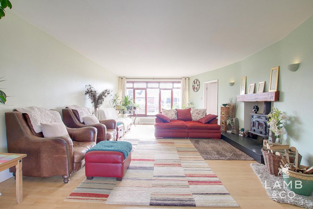 Property photo 3 of 17 Lounge