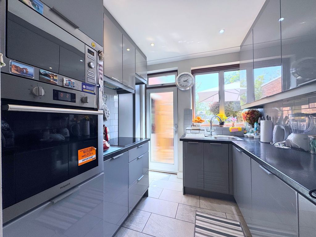 Property photo 3 of 17 Kitchen