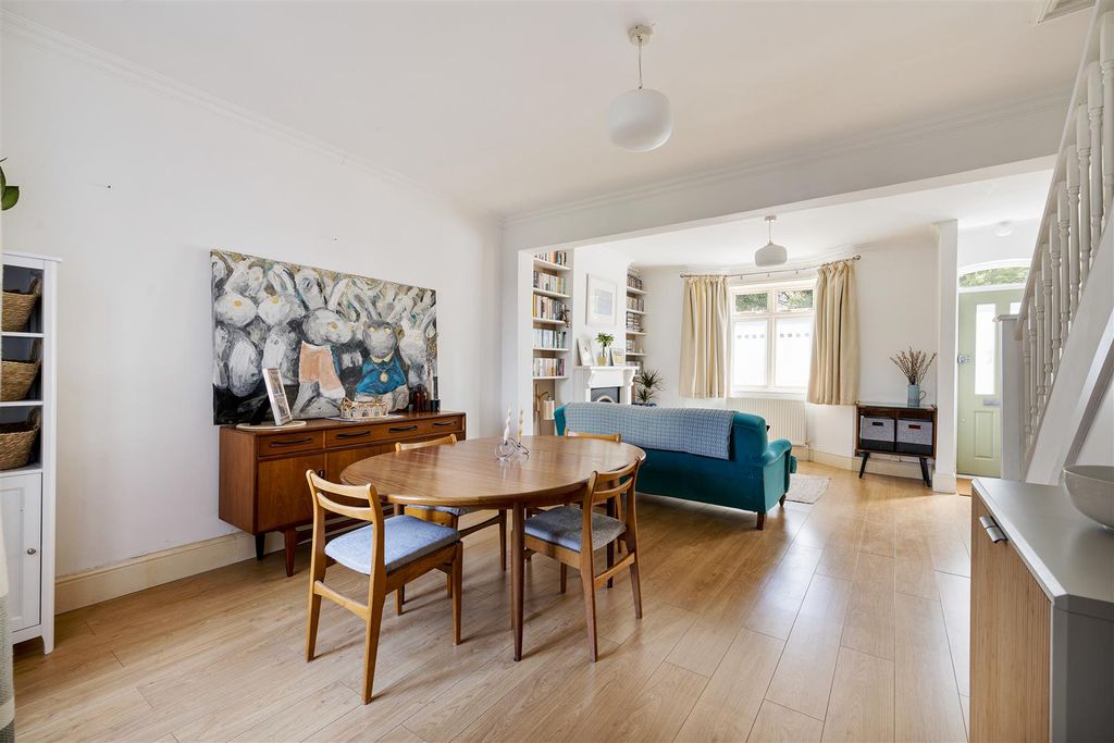 Property photo 3 of 31 Trevelyan Road E15