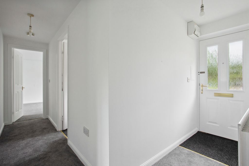 Property photo 3 of 7 Entrance Hall