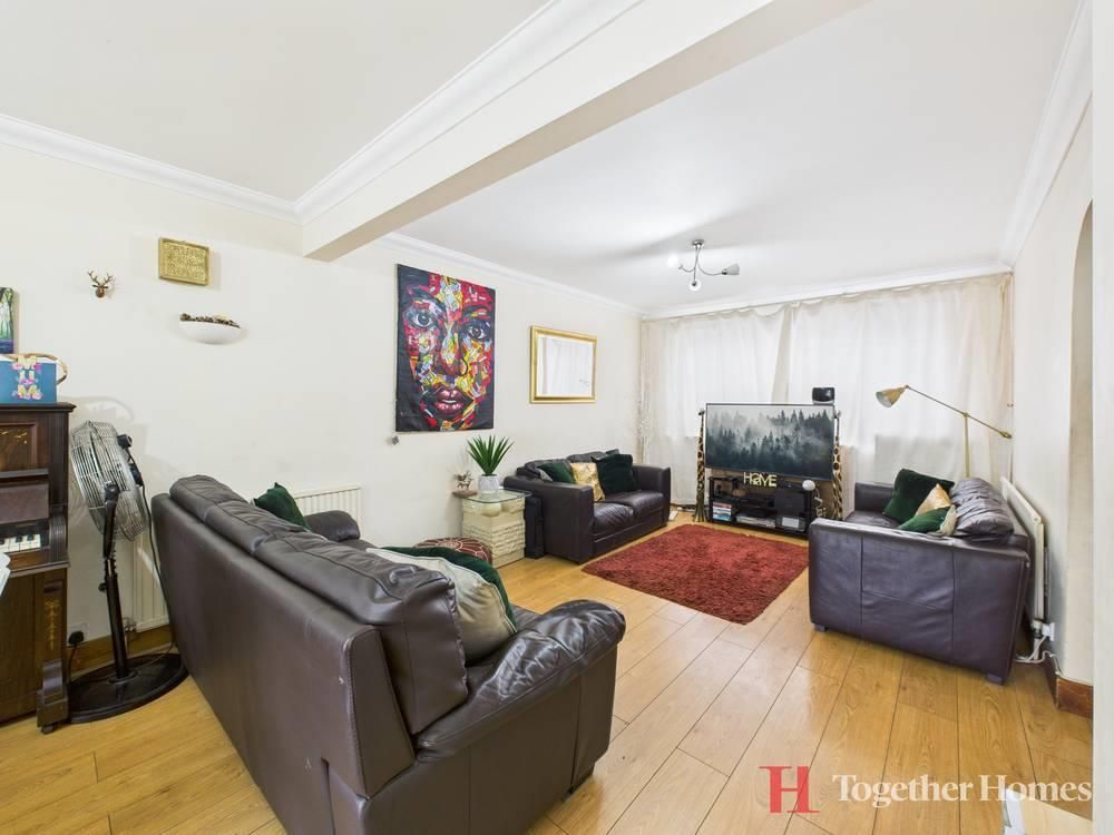 Property photo 3 of 17 Lounge