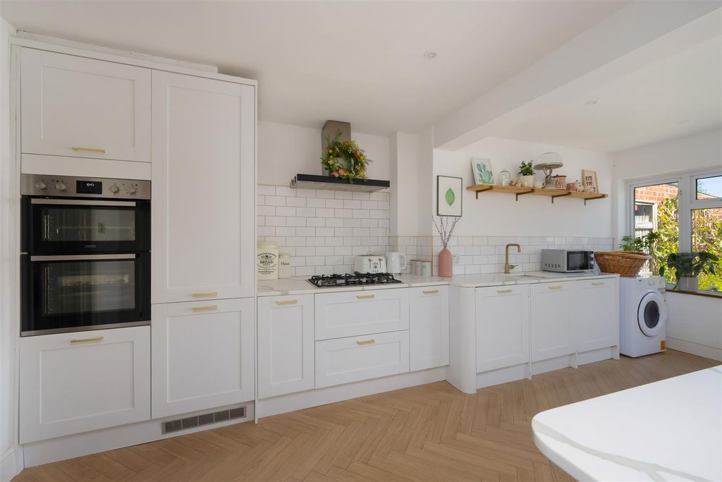 Property photo 3 of 17 Wells Way, Faversham