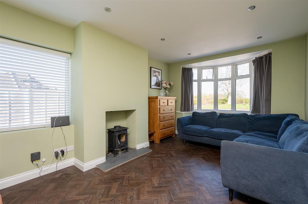 Property photo 3 of 16 Lounge