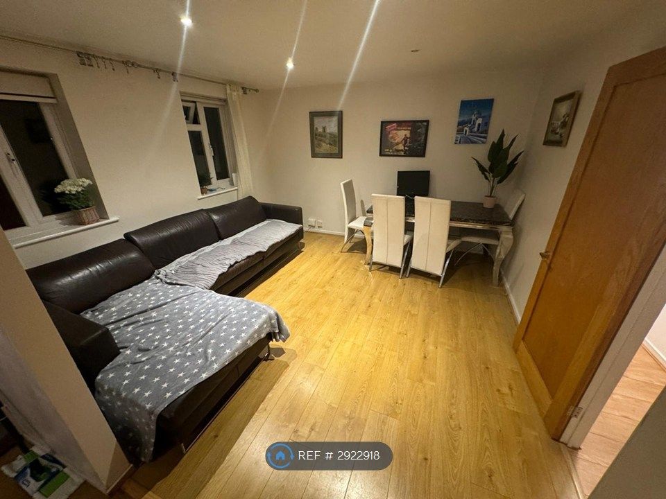 Property photo 3 of 9 Shared Living Room
