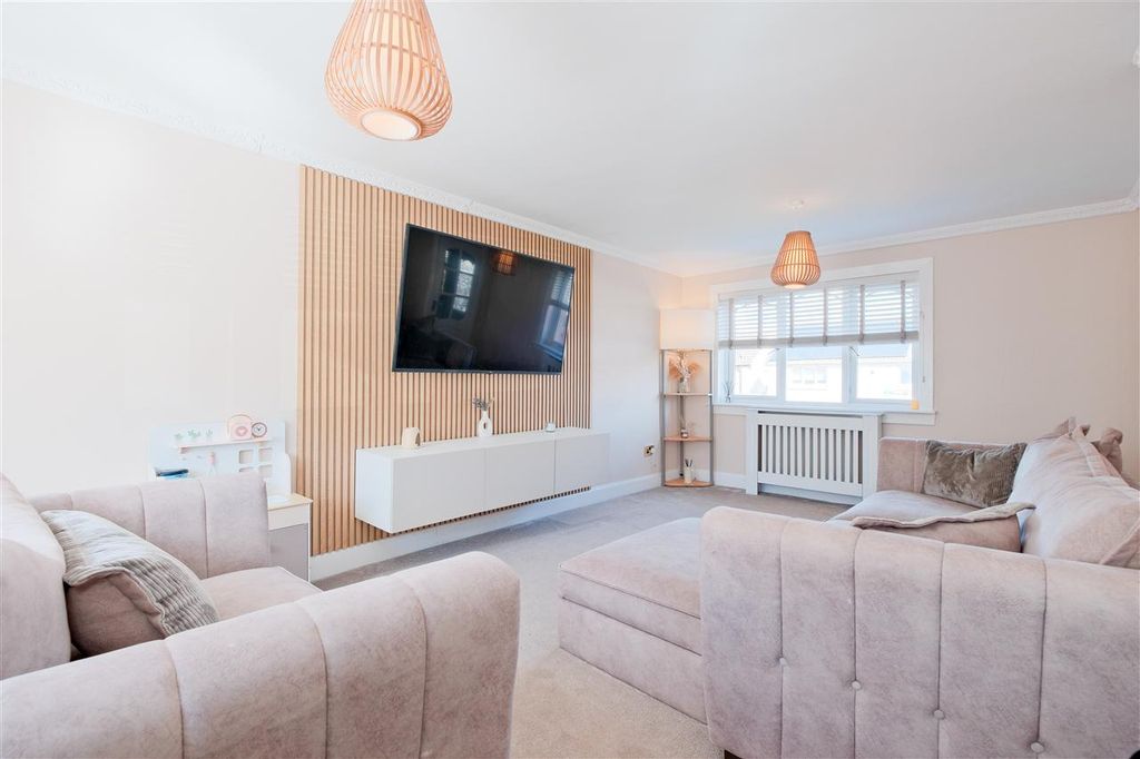 Property photo 2 of 20 Lounge