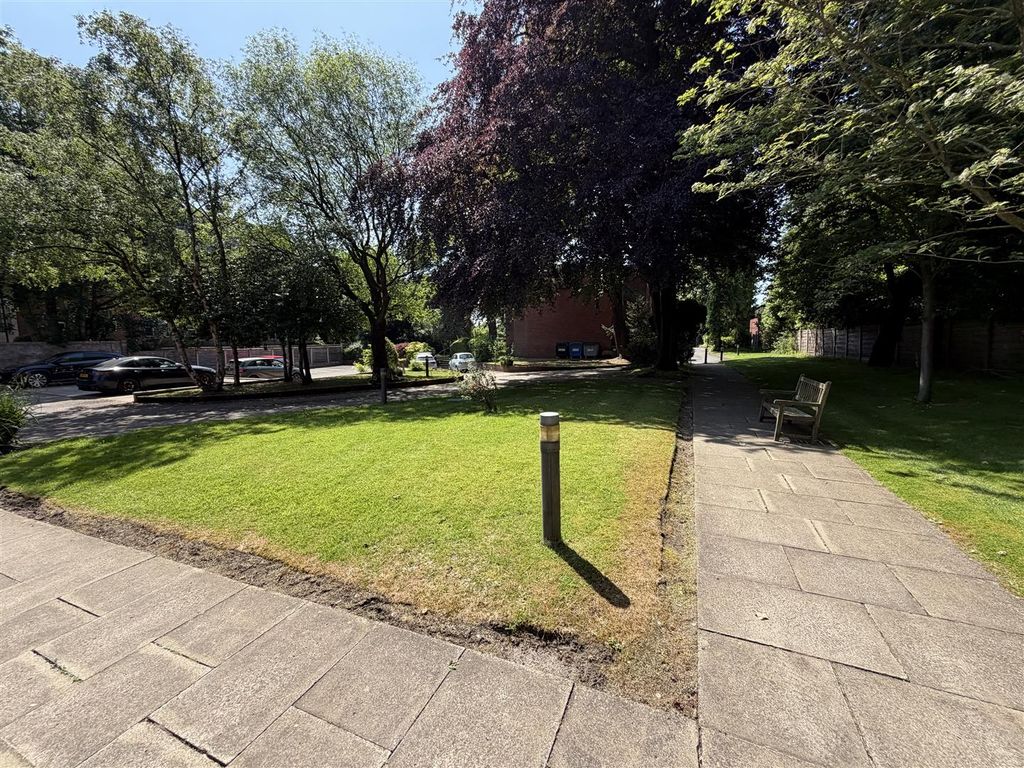 Property photo 3 of 19 Communal Gardens