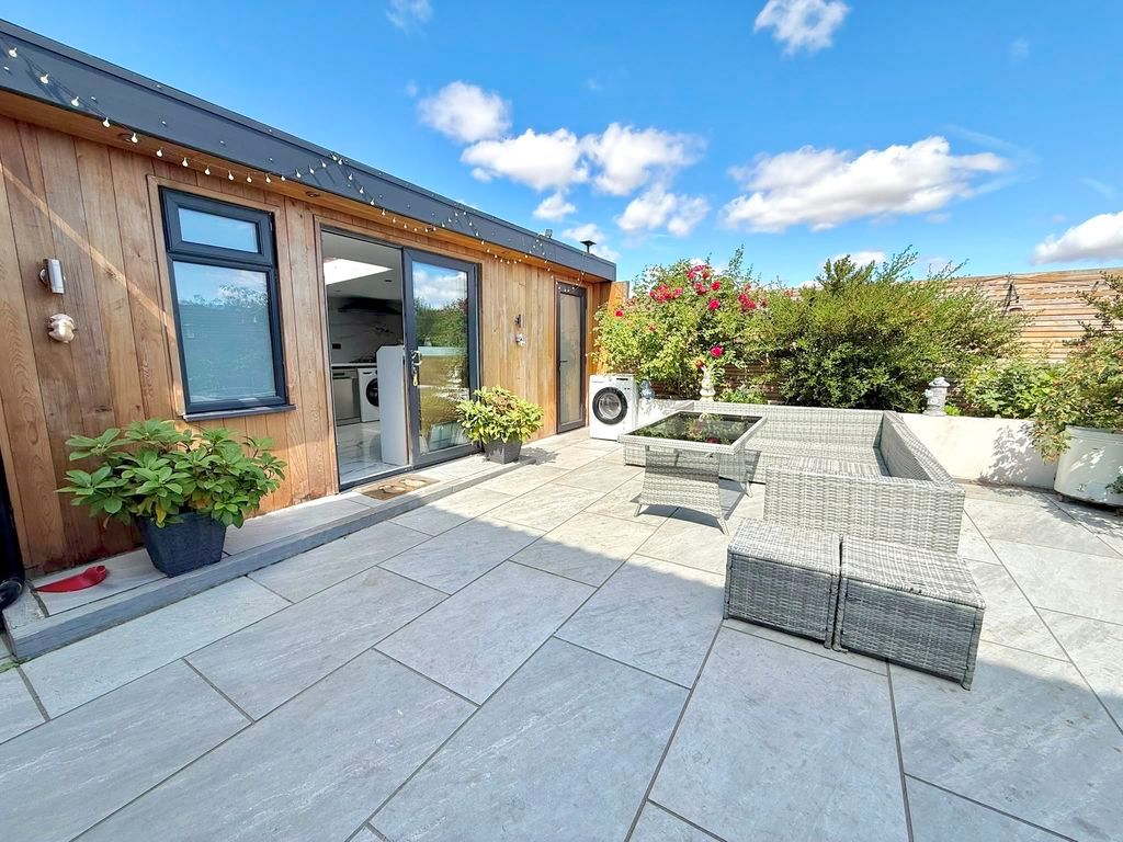 Property photo 2 of 17 Garden & Outbuilding