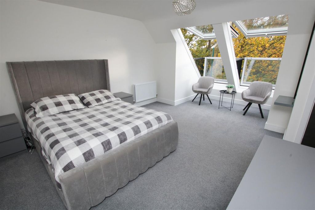 Property photo 2 of 24 Principle Bedroom Suite