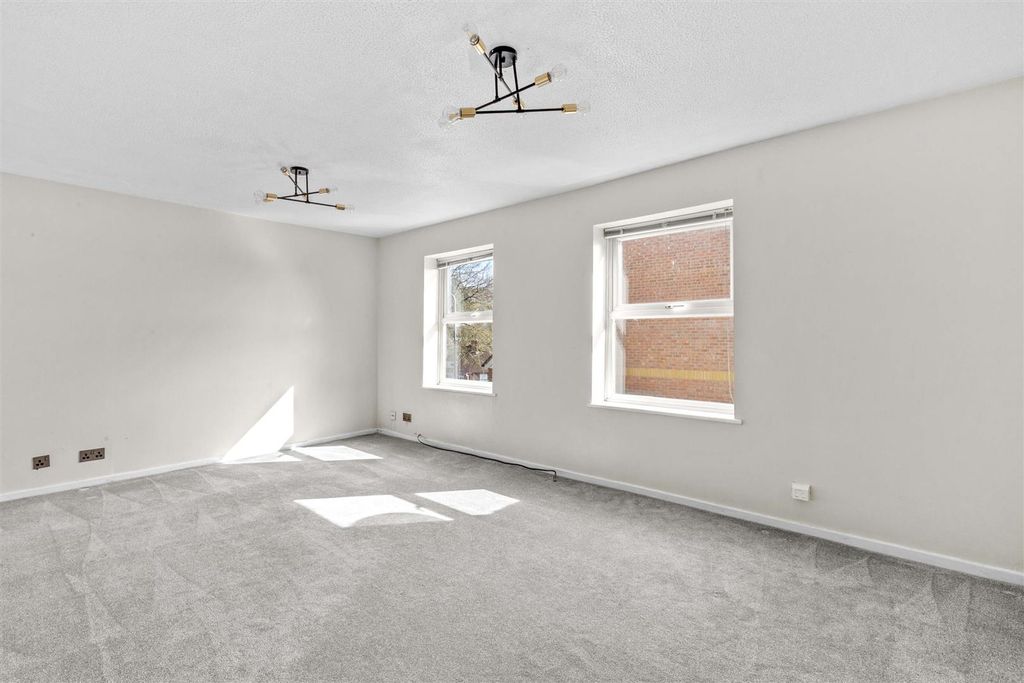 Property photo 3 of 14 28A Lower Furney Close, Hp13 6Xq (Low Res)-1.Jpg