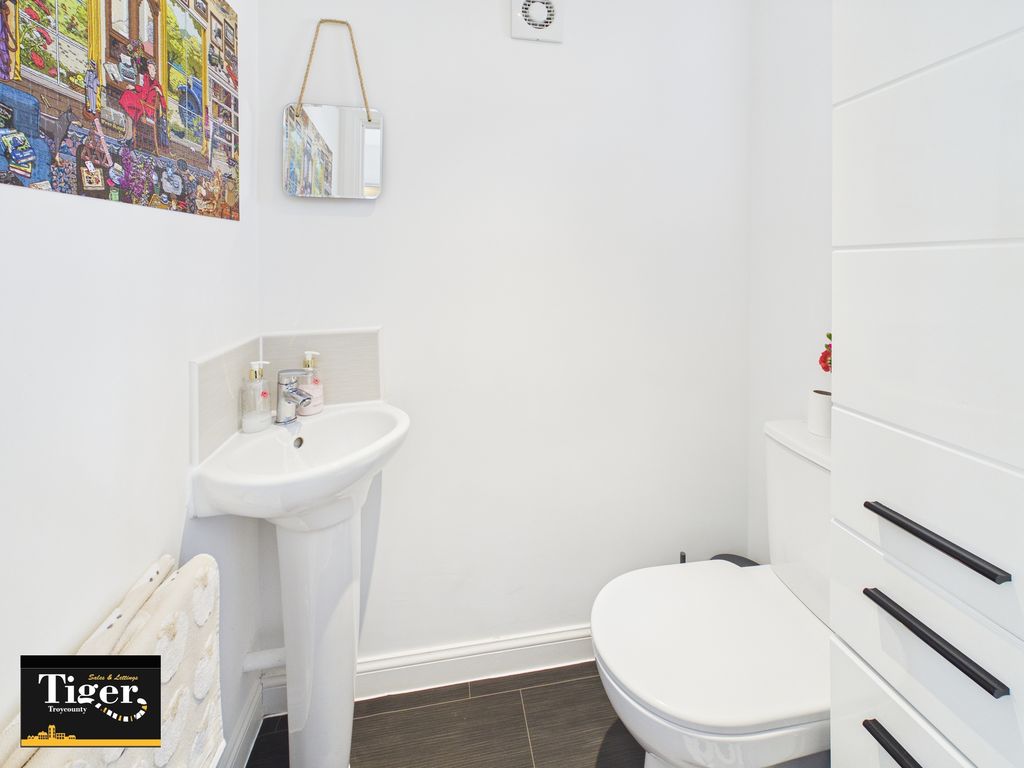 Property photo 3 of 19 Cam01931G0-Pr0340-Still004