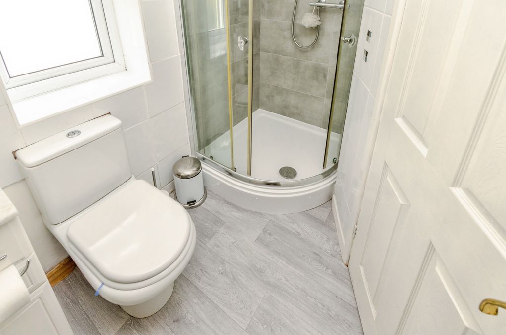 Property photo 3 of 20 En Suite