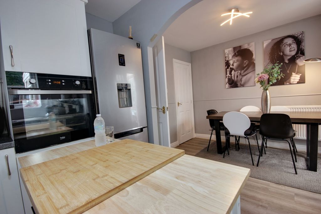 Property photo 3 of 17 1 Kit Din D